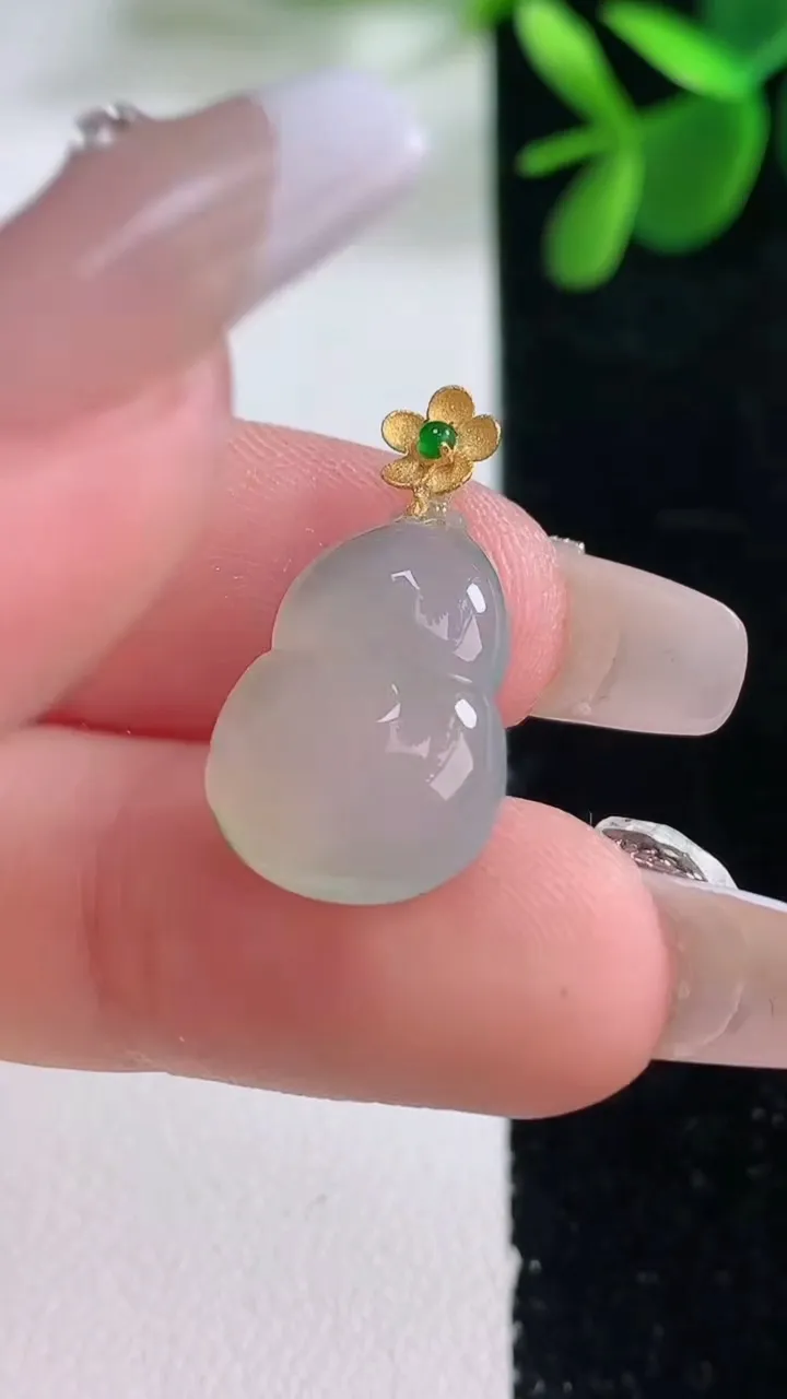 天然A货翡翠葫芦吊坠，尺寸17-12.7-4.9，重量:2.13g
12月25日