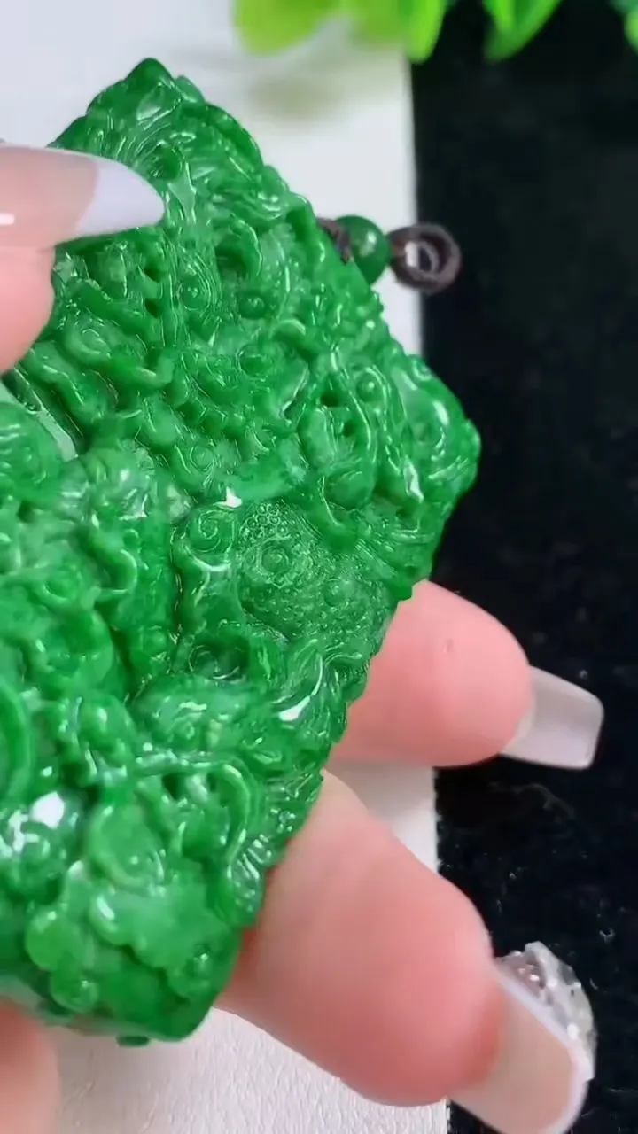 天然A货翡翠九龙至尊 龙牌吊坠，尺寸60.8-41.5-13.5，重量:68.64g
12月25日