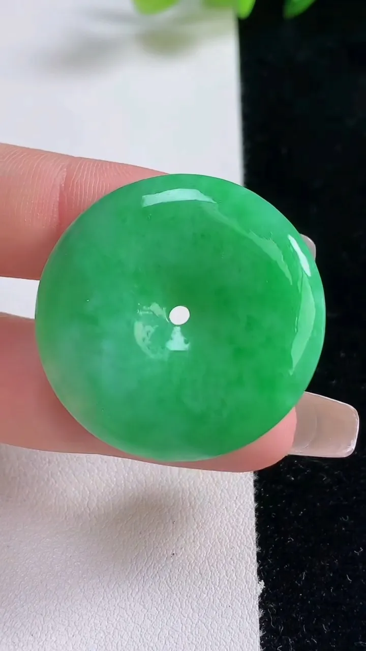 天然A货翡翠平安扣吊坠，尺寸32.6-5.6，重量:13.55g
12月25日