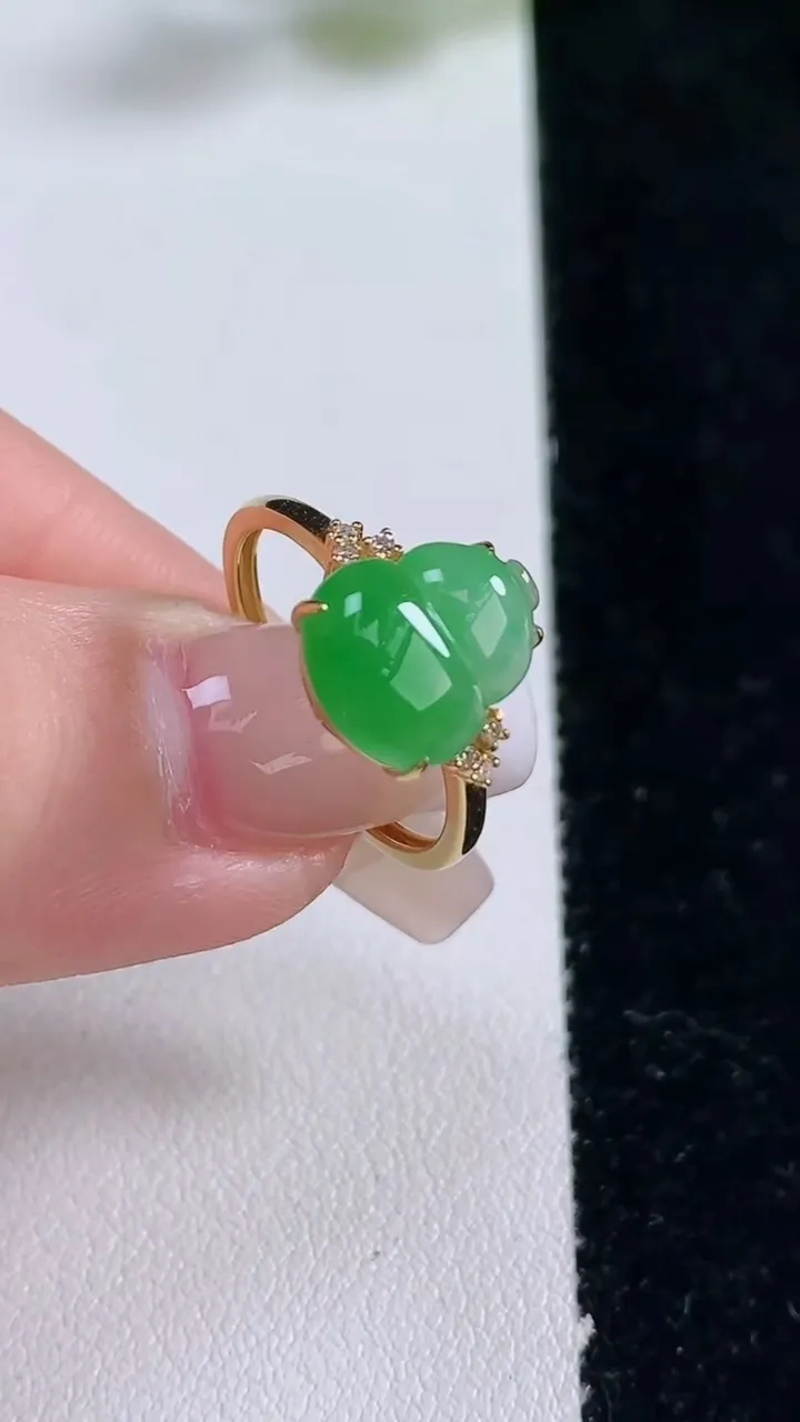 天然A货翡翠葫芦戒指，尺寸17.2-11.3-9.3-5.1，重量:2.03g2025年12月25日
工厂直销收藏佳品,种好水足，色泽均匀，有种有色，上手高大气！