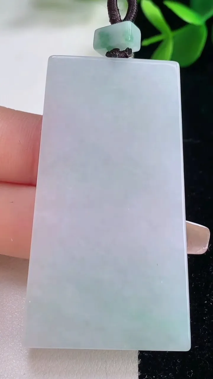 天然A货翡翠无事牌吊坠，尺寸57.2-31-6，重量:34.11g
12月25日