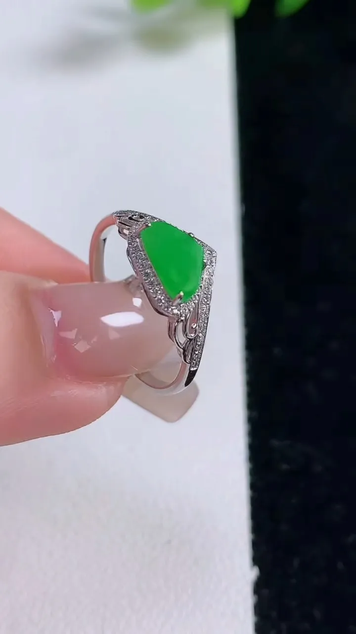 天然A货翡翠随形戒指，尺寸17.3-7.8-4.7，重量:1.66g2025年12月25日
工厂直销收藏佳品,种好水足，色泽均匀，有种有色，上手高大气！