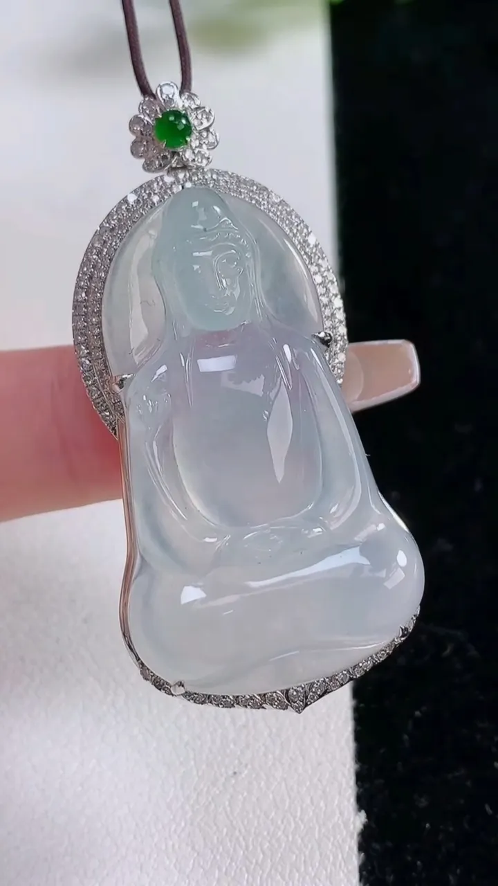 天然A货翡翠种白冰大势至菩萨吊坠，尺寸50-23.6-10，裸石38-22.6重量:12.18g
1