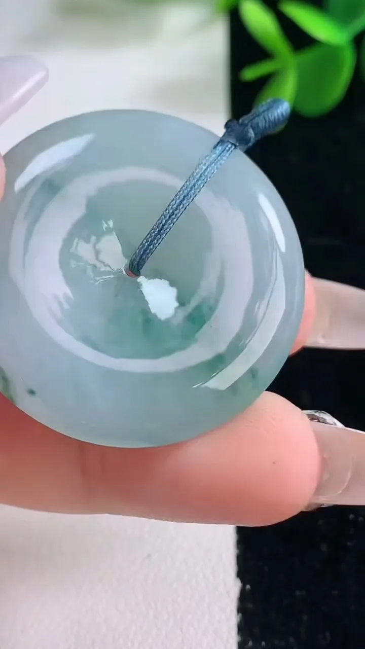 天然A货翡翠飘花平安扣吊坠，尺寸34.6-5.8，重量:15.15g
12月25日