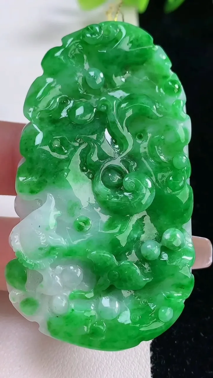 天然A货翡翠年年有余吊坠，尺寸64.4-35.2-11.2，重量:46.95g
12月25日