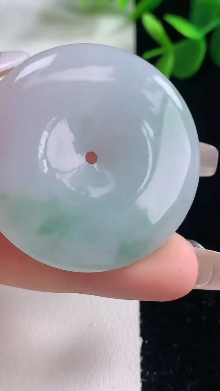 天然A货翡翠春带彩紫罗兰平安扣吊坠，尺寸41.5-6，重量:23.03g
12月25日