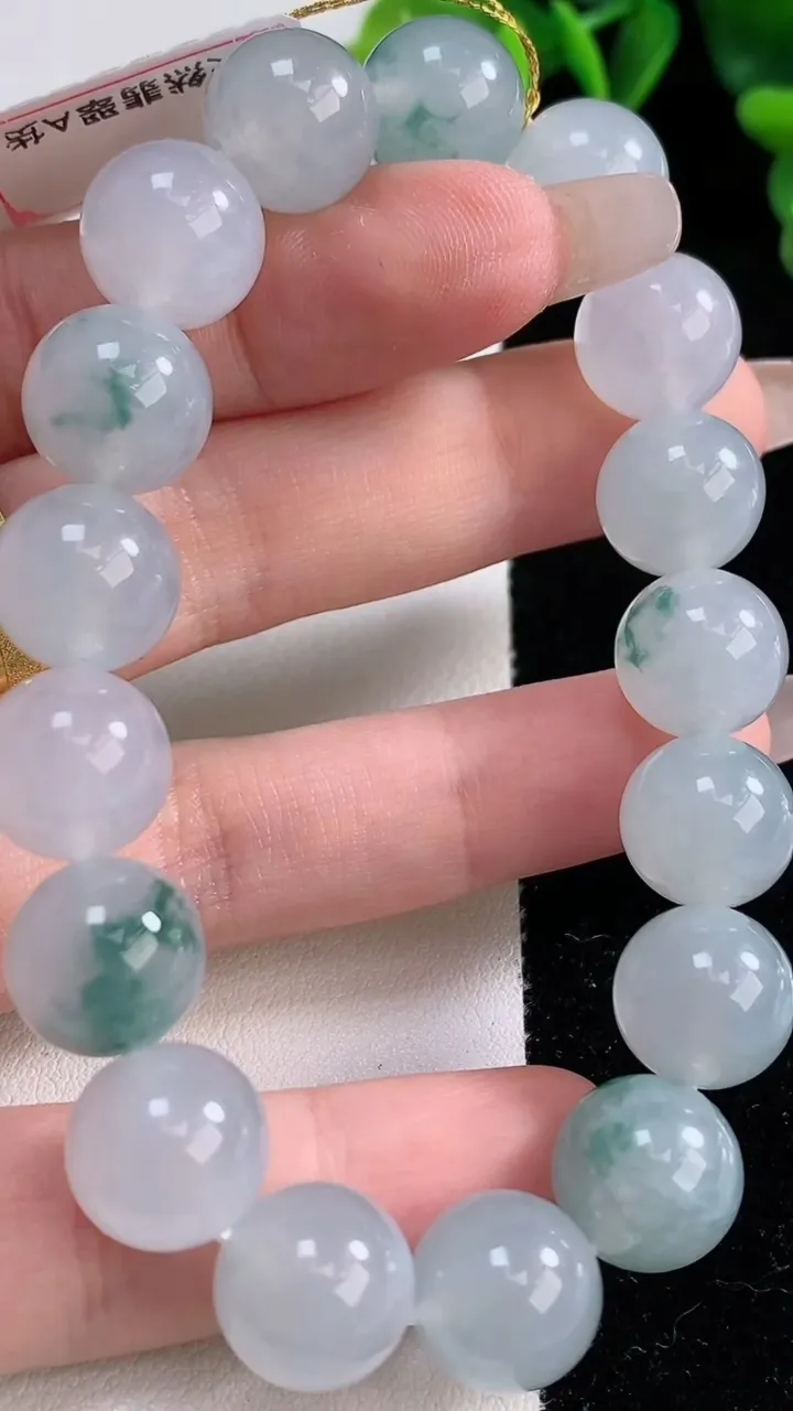 天然A货翡翠种飘花圆珠手串，尺寸11.7-17颗，重量:48.58g12月25日
工厂直销收藏佳品,种好水足，色泽均匀，有种有色，上手高大气！