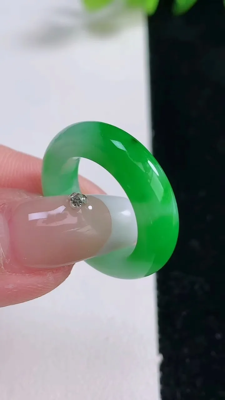 天然A货翡翠指环戒指，尺寸16.6-5.6-4，重量:4.69g2025年12月25日
工厂直销收藏