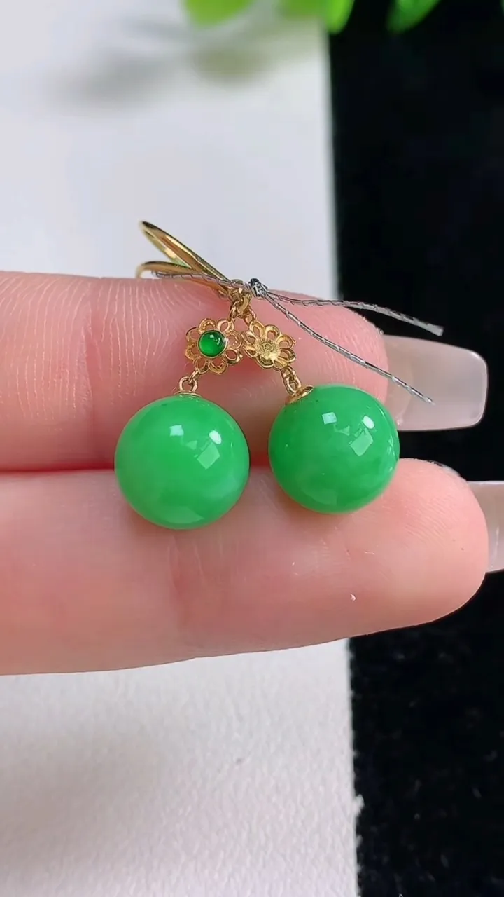 天然A货翡翠圆珠耳坠，尺寸9.7，重量:4.43g12月25日
工厂直销收藏佳品,种好水足，色泽均匀，有种有色，上手高大气！