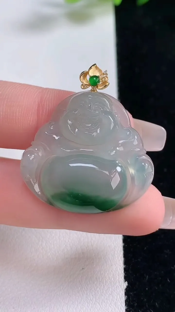 天然A货翡翠种飘花佛公吊坠，尺寸276-30.4-5.6，重量:8.20g
12月25日