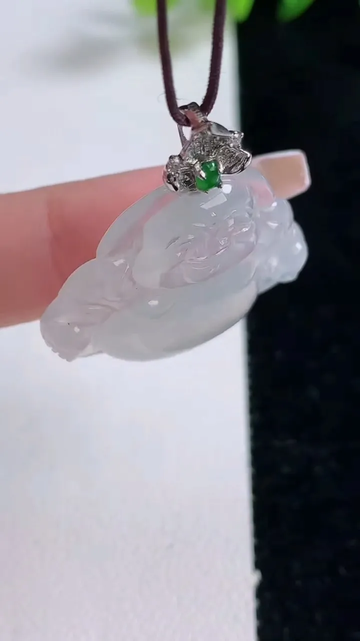 天然A货翡翠种白冰佛公吊坠，尺寸27.2-30-5.9，重量:7.80g
12月25日