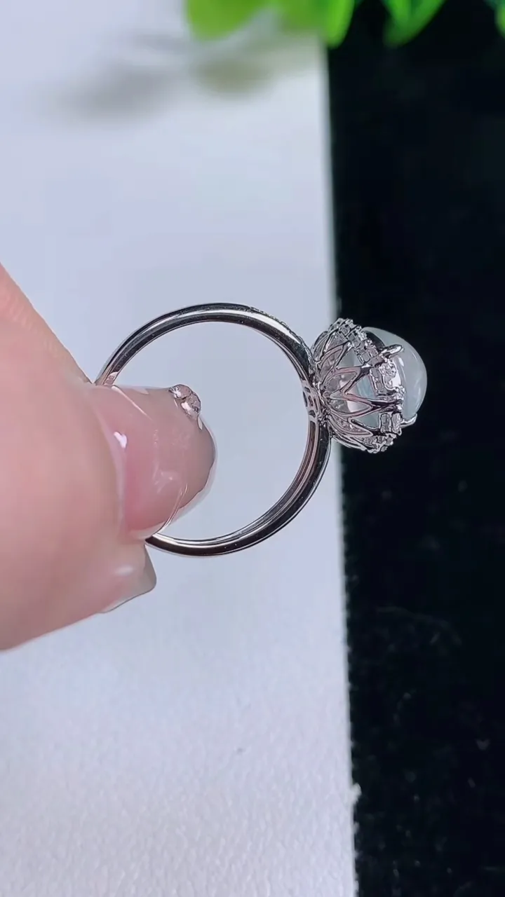 天然A货翡翠种白冰蛋面戒指，尺寸17.2-9-7.8，重量:2.33g2025年12月25日
工厂直销收藏佳品,种好水足，色泽均匀，有种有色，上手高大气！