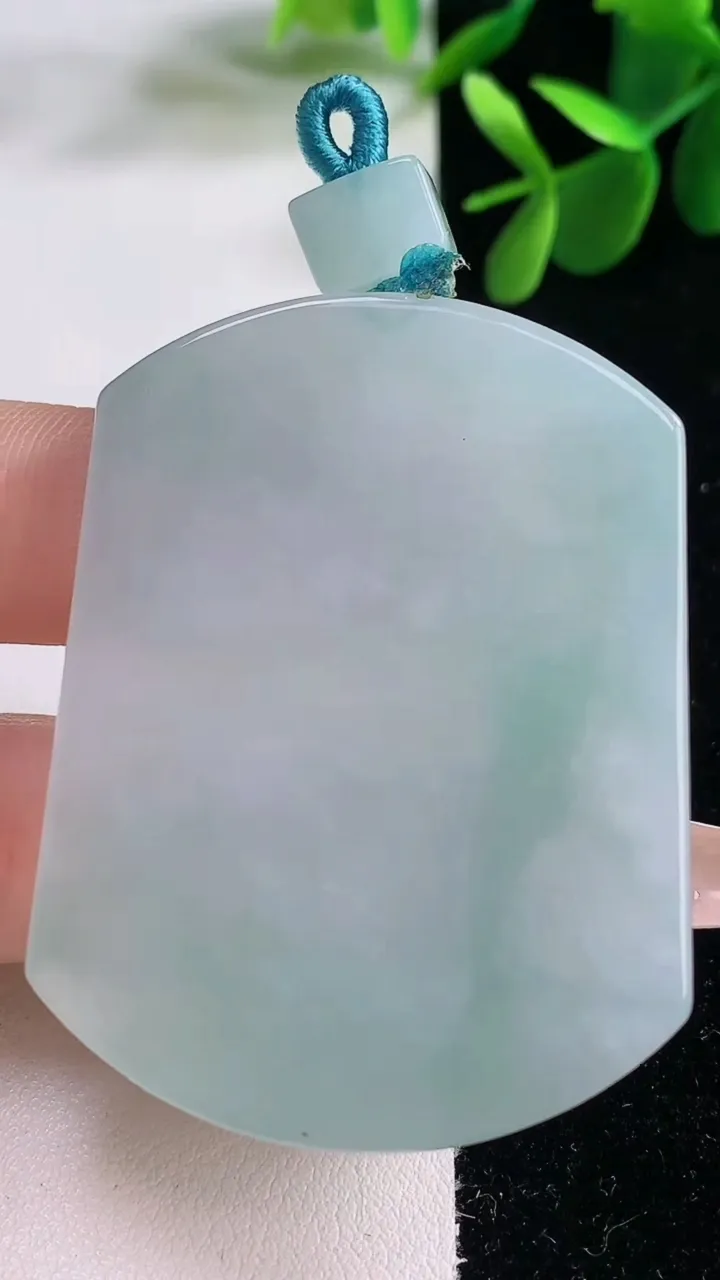 天然A货翡翠无事牌吊坠，尺寸52.5-39.7-5.6，重量:35.30g
12月25日