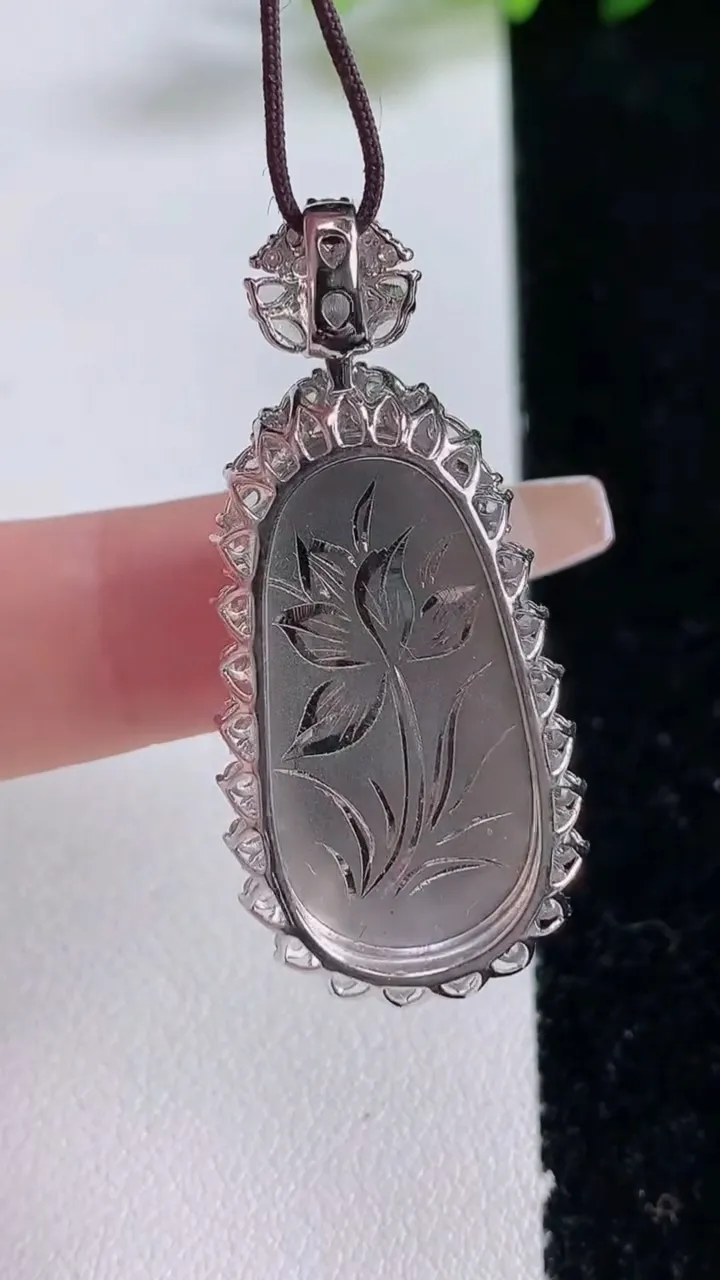 天然A货翡翠种白冰金枝玉叶 叶子吊坠，尺寸40.8-18.2-9.5，裸石27.7-14.3重量:7.29g
12月25日