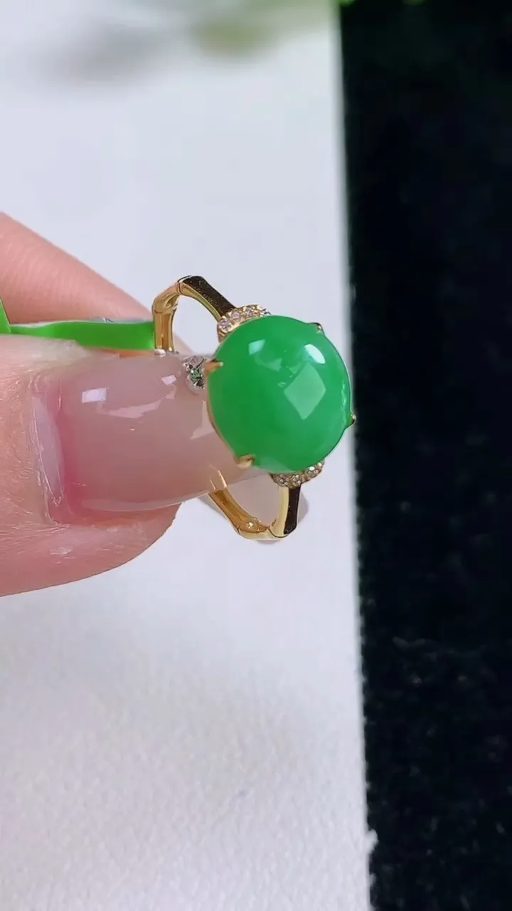天然A货翡翠蛋面戒指，尺寸17.3-9.6-8.8-5，重量:1.84g2025年12月25日
工厂