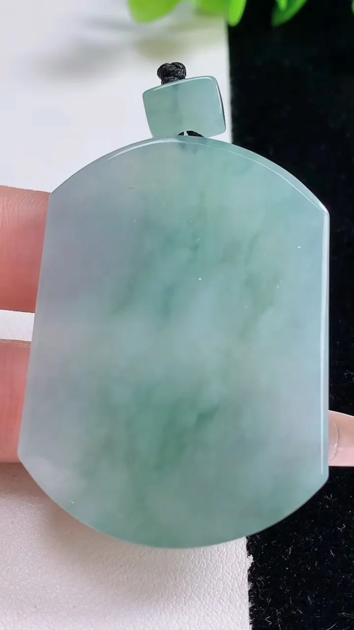 天然A货翡翠飘花无事牌吊坠，尺寸51.3-38-5.6，重量:33.73g
12月25日