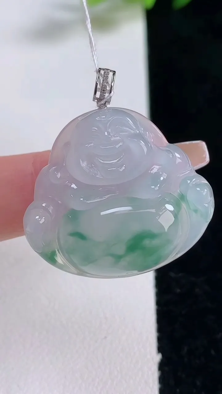 天然A货翡翠种飘花佛公吊坠，尺寸27.4-30.6-6，重量:8.04g
12月25日