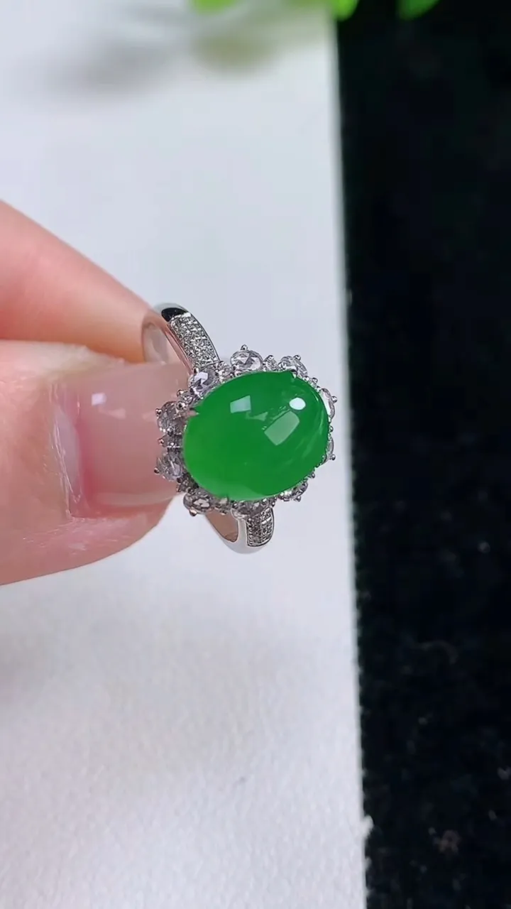 天然A货翡翠蛋面戒指，尺寸17.4-9.7-7.9-9.7，重量:2.89g2025年12月25日
工厂直销收藏佳品,种好水足，色泽均匀，有种有色，上手高大气！