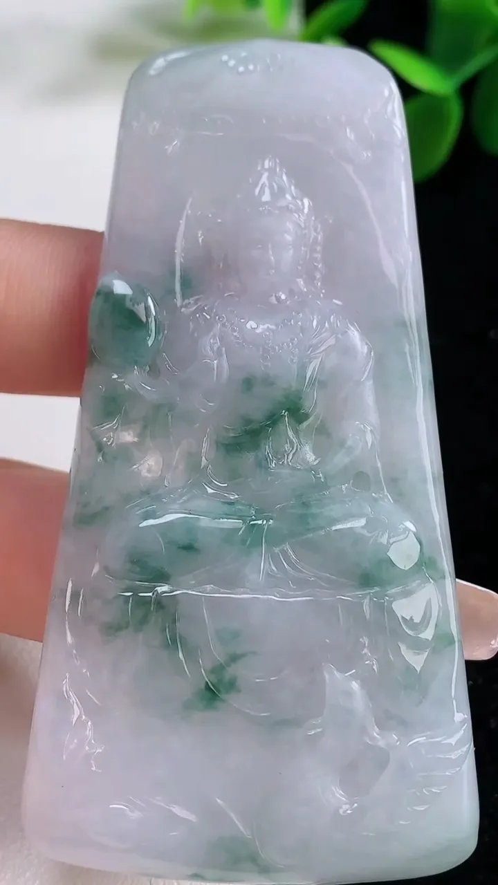 天然A货翡翠飘花大势至菩萨吊坠，尺寸73.2-36.8-5.6，重量:31.18g
12月25日