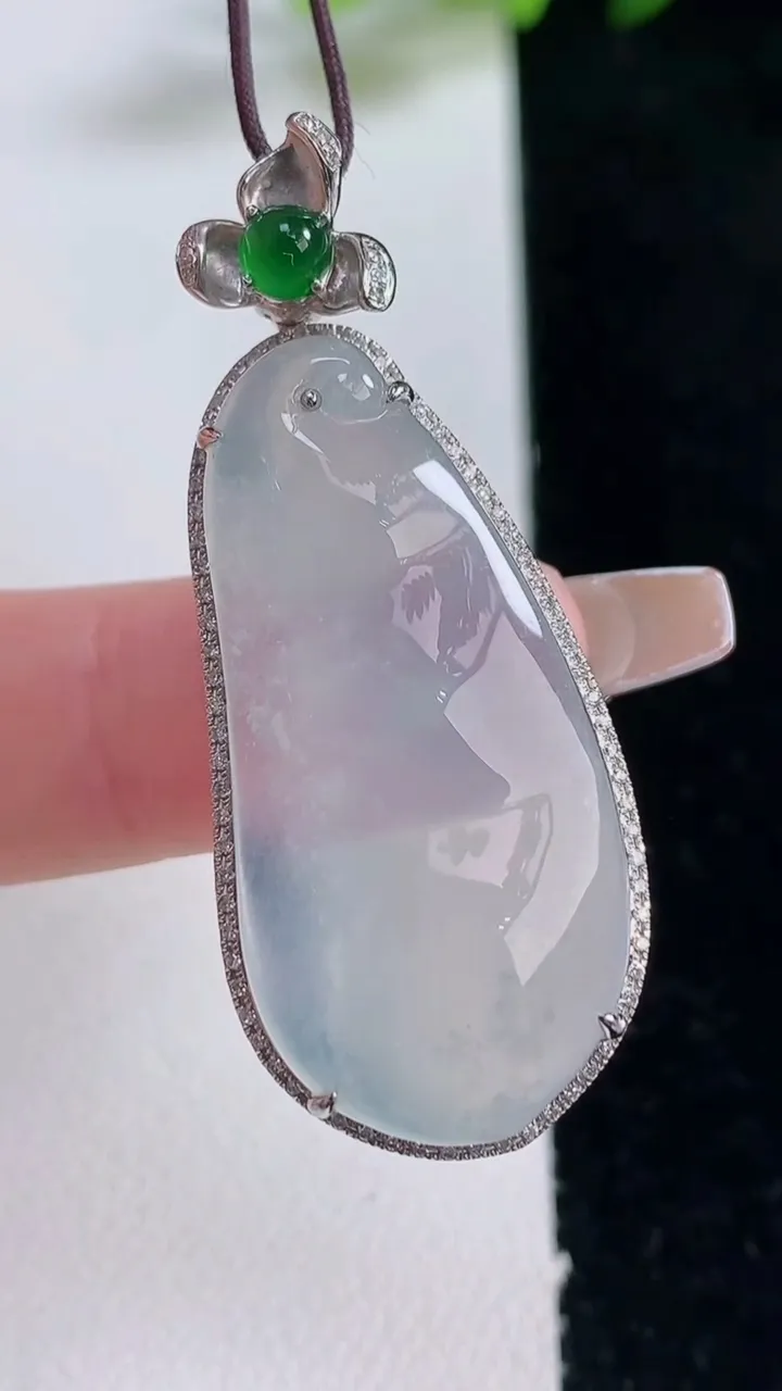 天然A货翡翠种白冰福豆吊坠，尺寸44.5-17.4-7.8，裸石34-16.5重量:8.57g
12月25日