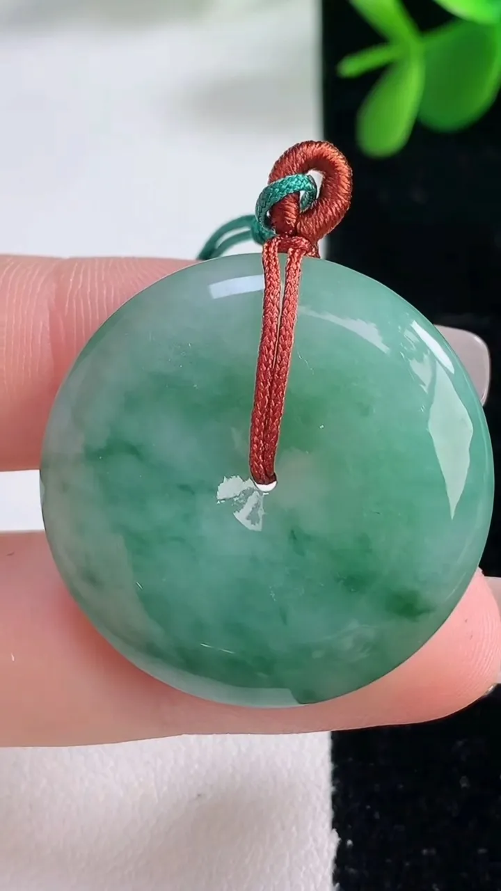 天然A货翡翠平安扣吊坠，尺寸30.2-5.9，重量:10.00g
12月25日