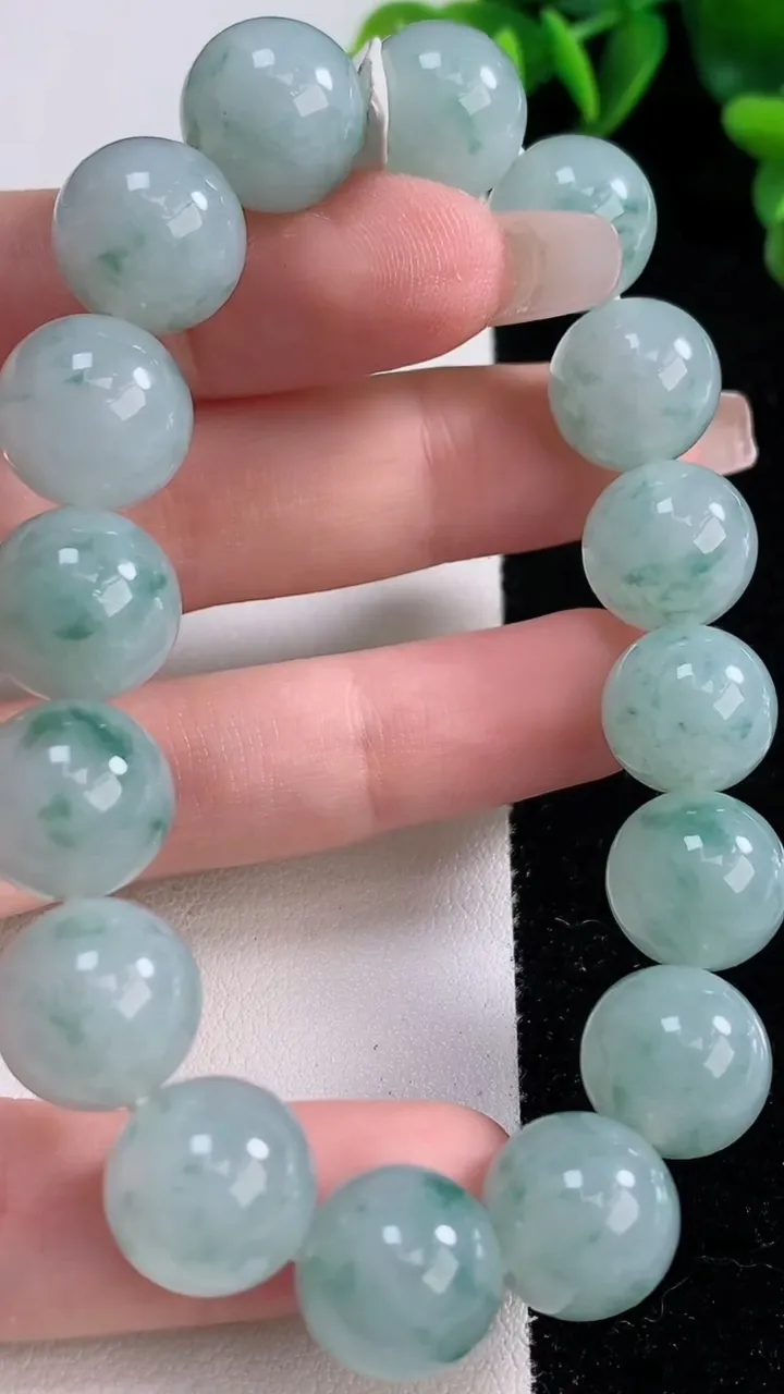 天然A货翡翠飘花圆珠手串，尺寸12.6-16颗，重量:56.31g12月25日
工厂直销收藏佳品,种