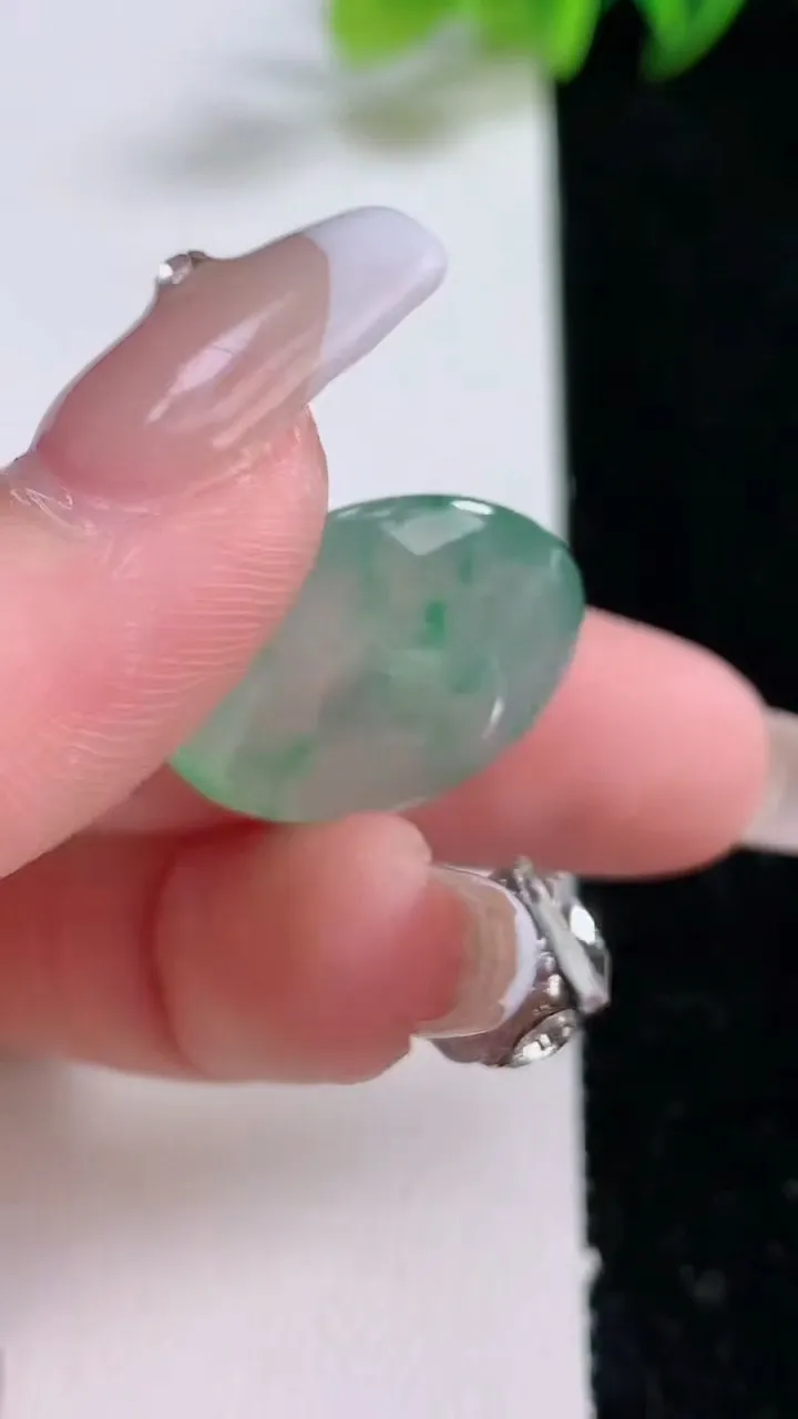 天然A货翡翠平安扣吊坠，尺寸21.5-5.6，重量:5.12g
12月25日