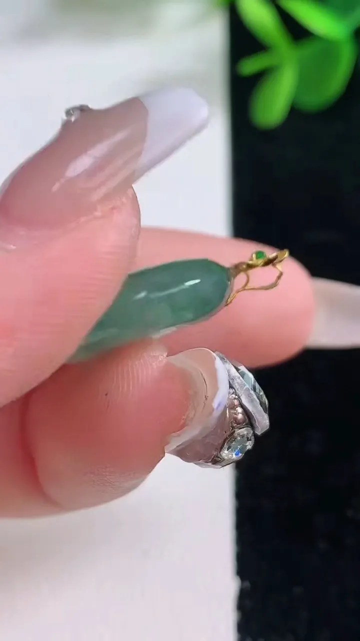 天然A货翡翠平安扣吊坠，尺寸19.6-5.7，重量:5.46g
12月25日