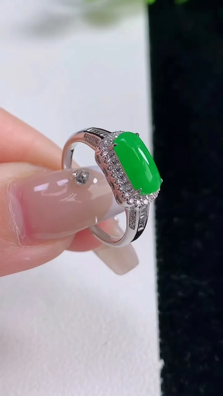 天然A货翡翠马鞍戒指，尺寸17-9.2-4-6.2，重量:2.06g2025年12月25日
工厂直销收藏佳品,种好水足，色泽均匀，有种有色，上手高大气！