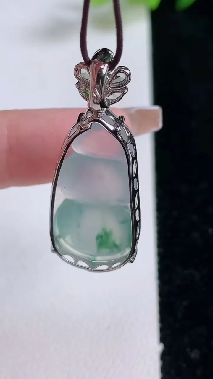天然A货翡翠种飘花福豆吊坠，尺寸29.4-14.8-9.2，重量:5.41g
12月25日