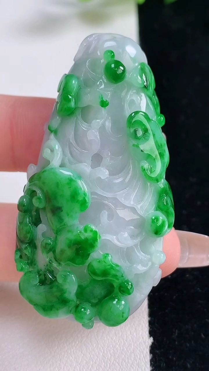 天然A货翡翠白菜吊坠，尺寸556-28.5-9.7，重量:30.00g
12月25日