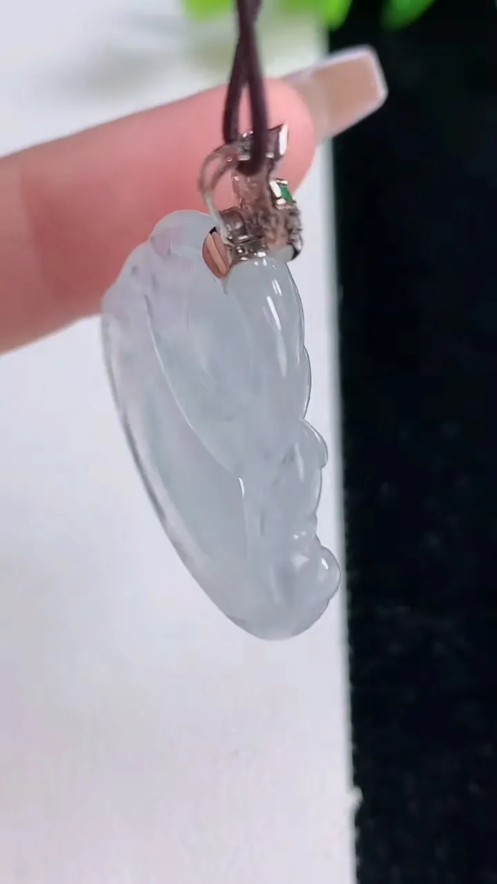 天然A货翡翠种白冰佛公吊坠，尺寸27.2-30-5.9，重量:7.80g
12月25日