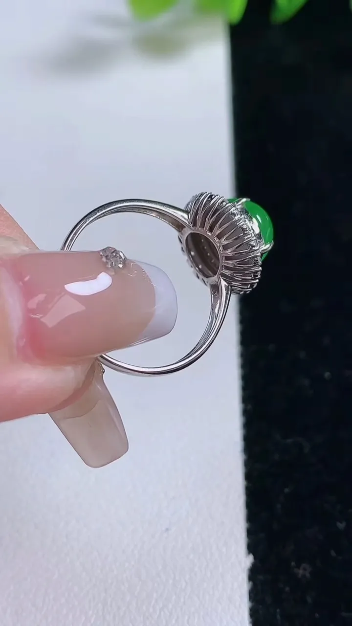 天然A货翡翠蛋面戒指，尺寸17.6-8.3-9，重量:2.94g2025年12月25日
工厂直销收藏佳品,种好水足，色泽均匀，有种有色，上手高大气！