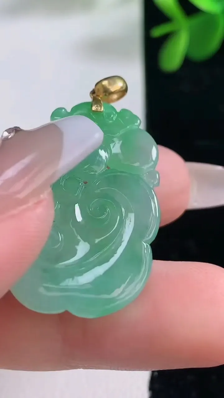 天然A货翡翠如意吊坠，尺寸31-18.2-4，重量:4.98g
12月25日