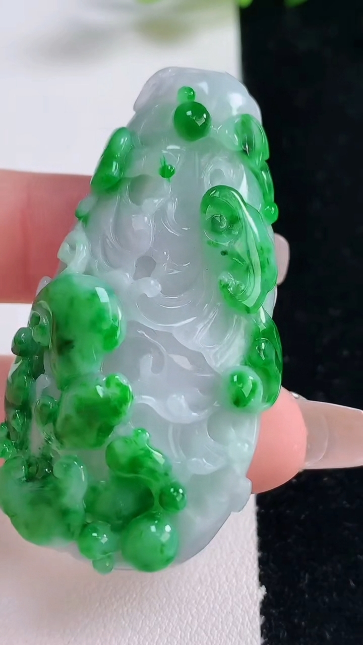 天然A货翡翠白菜吊坠，尺寸556-28.5-9.7，重量:30.00g
12月25日