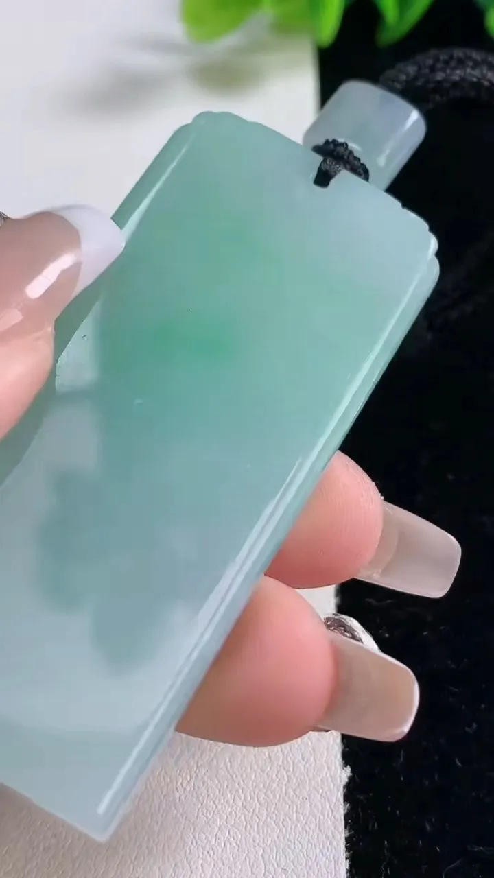 天然A货翡翠仿古无事牌吊坠，尺寸61.7-28-7.9，重量:49.18g
12月25日