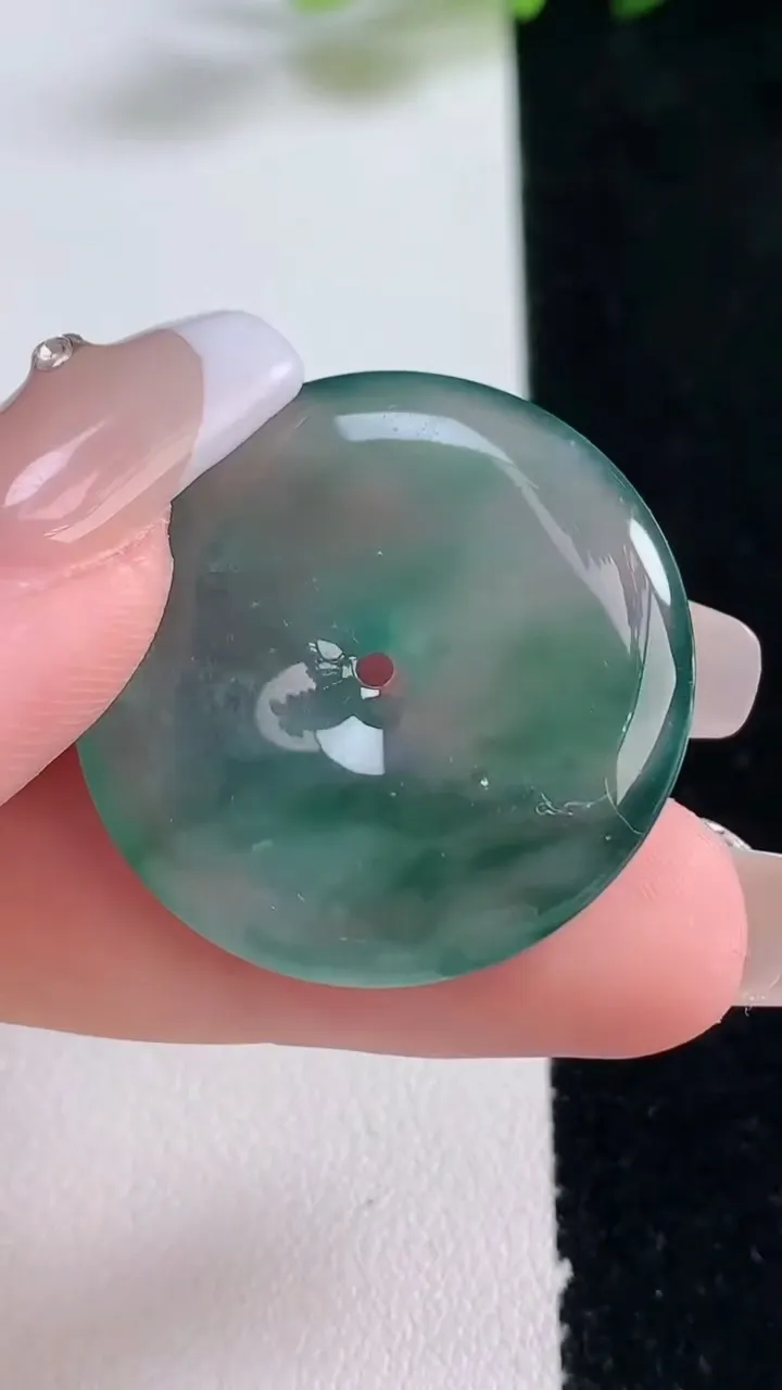 天然A货翡翠冰种飘花平安扣吊坠，尺寸29.5-5.3，重量:10.72g
12月25日