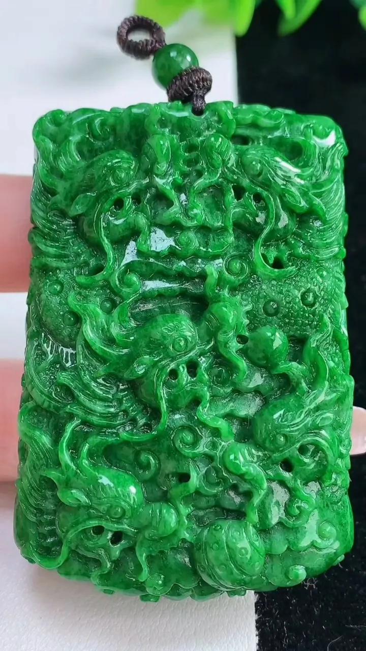 天然A货翡翠九龙至尊 龙牌吊坠，尺寸60.8-41.5-13.5，重量:68.64g
12月25日