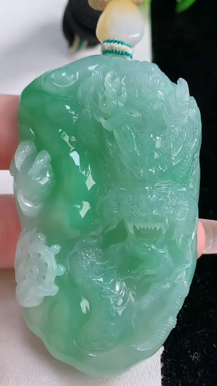 天然A货翡翠龙牌吊坠，尺寸64-38.3-14.4，重量:66.66g
12月25日