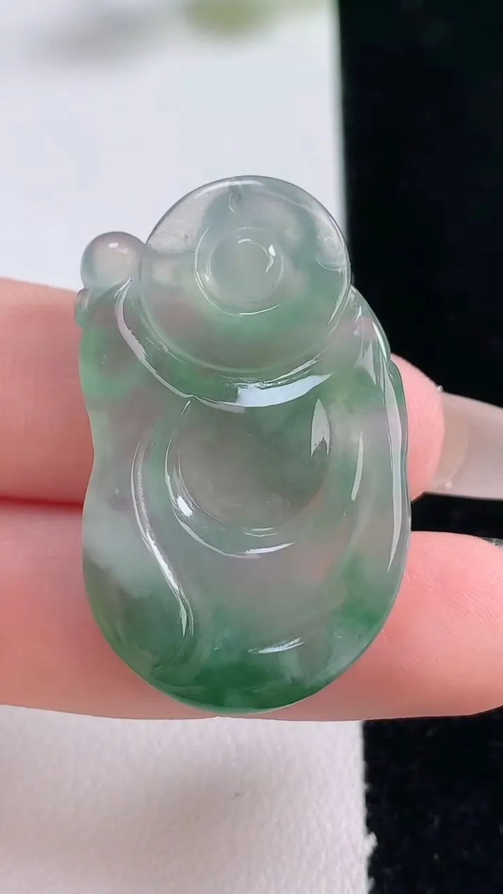 天然A货翡翠布袋佛吊坠，尺寸36.8-22.3-4.7，重量:8.22g
12月25日