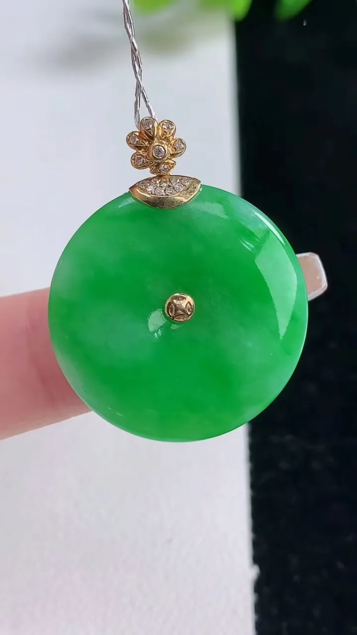 天然A货翡翠平安扣吊坠，尺寸23.8-3.3，重量:5.41g
12月25日