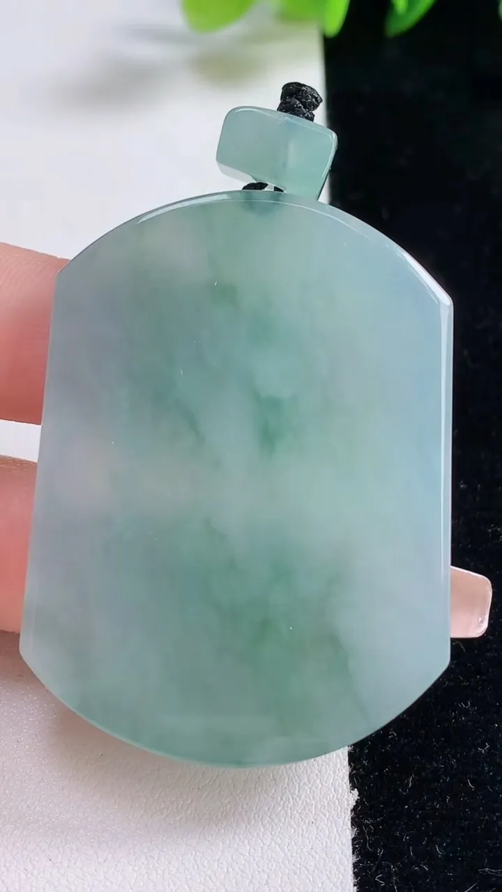 天然A货翡翠飘花无事牌吊坠，尺寸51.3-38-5.6，重量:33.73g
12月25日