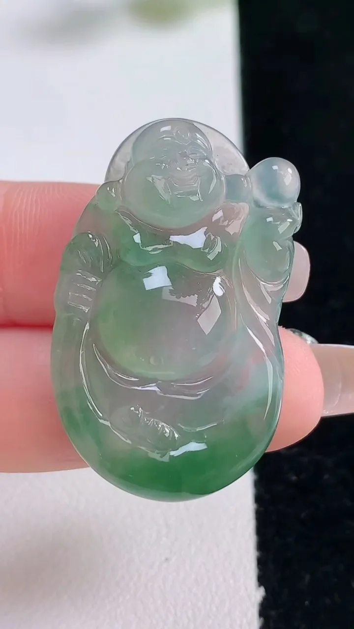 天然A货翡翠布袋佛吊坠，尺寸36.8-22.3-4.7，重量:8.22g
12月25日