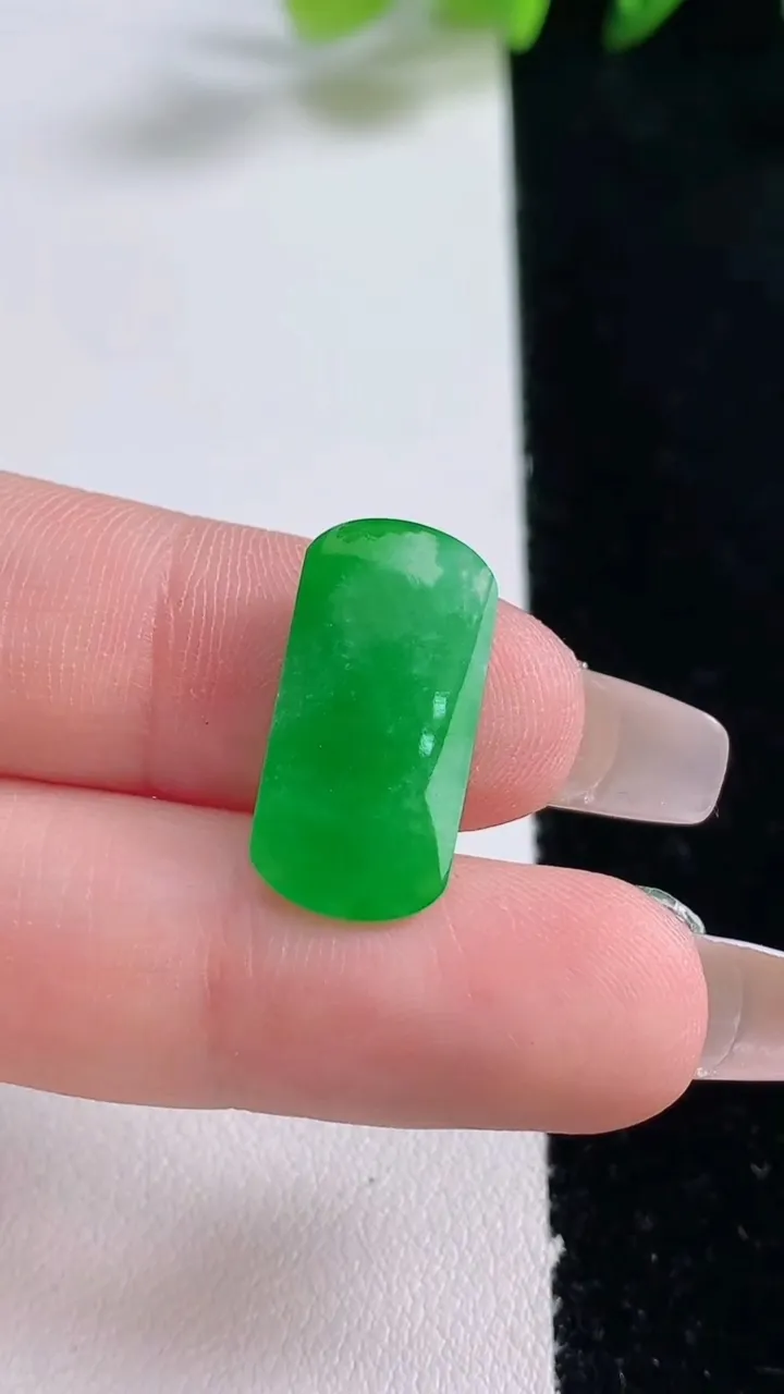 天然A货翡翠马鞍戒面，尺寸20-10.2-2.5，重量:1.38g2025年12月25日
工厂直销收藏佳品,种好水足，色泽均匀，有种有色，上手高大气！