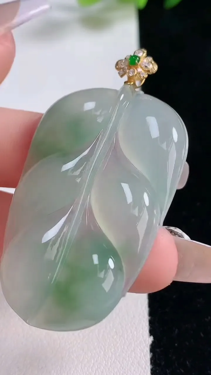 天然A货翡翠金枝玉叶 叶子吊坠，尺寸47.2-30.4-5，重量:14.55g
12月25日