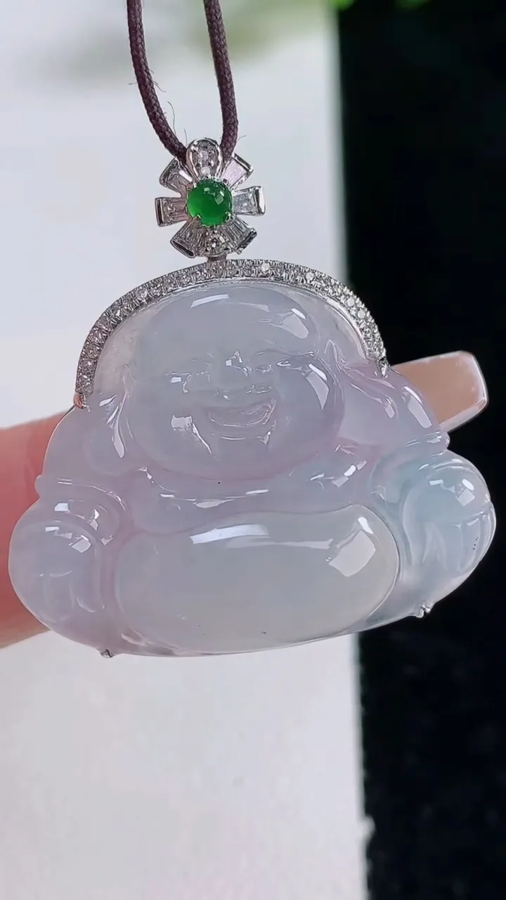 天然A货翡翠种白冰佛公吊坠，尺寸30.8-22.2-28-6.7，重量:5.51g
12月25日