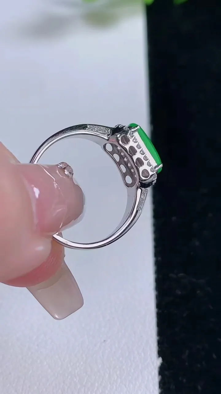 天然A货翡翠马鞍戒指，尺寸17-9.2-4-6.2，重量:2.06g2025年12月25日
工厂直销收藏佳品,种好水足，色泽均匀，有种有色，上手高大气！