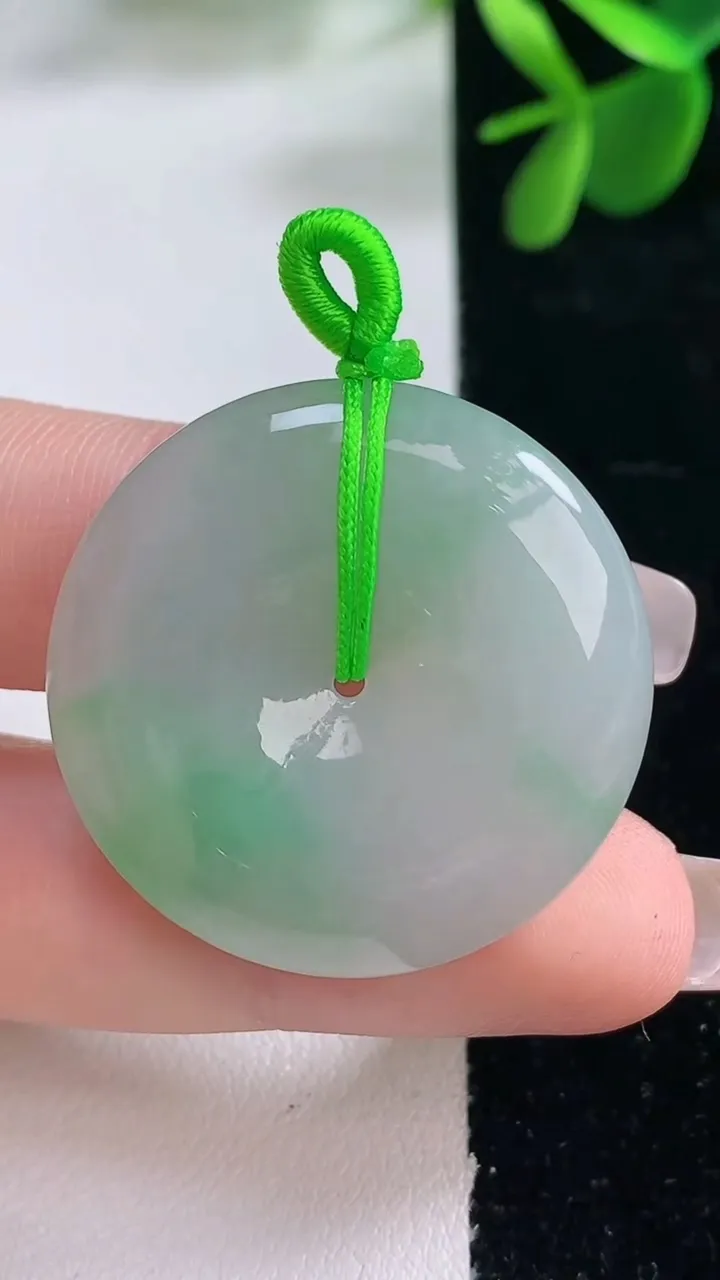 天然A货翡翠平安扣吊坠，尺寸31-6.5，重量:13.50g
12月25日