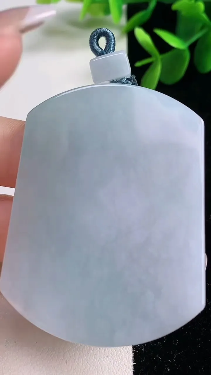 天然A货翡翠紫罗兰无事牌吊坠，尺寸57-42.2-5.7，重量:42.52g
12月25日