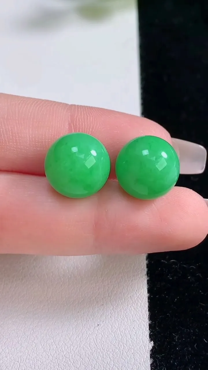 天然A货翡翠圆珠镶嵌件一对，尺寸12.8，重量:7.50g12月25日
工厂直销收藏佳品,种好水足，色泽均匀，有种有色，上手高大气！